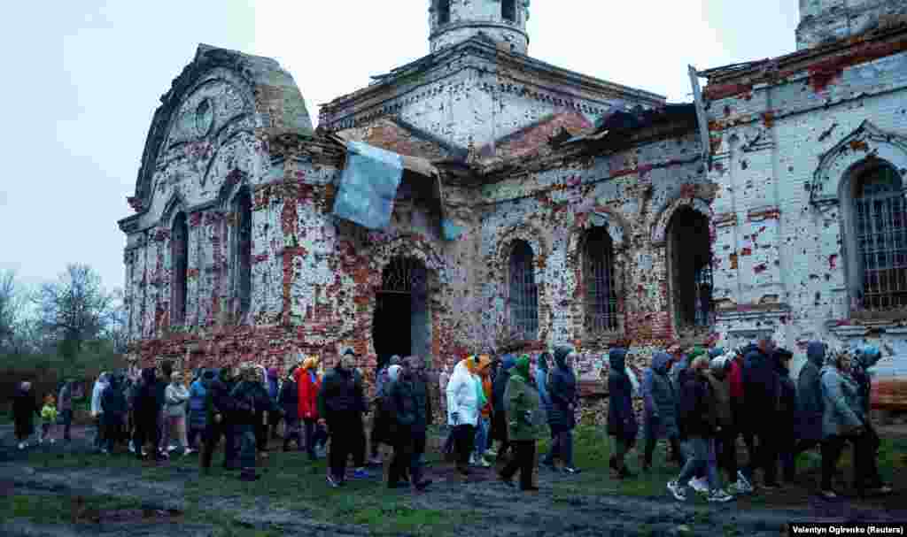  Ukrainians celebrate Orthodox Easter near the heavily damaged church in the village of Lukashivka, Chernihiv region, on April 16.