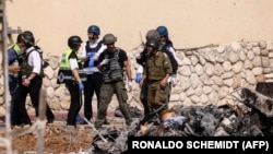 Mentők és a biztonsági erők tagjai egy izraeli rendőrőrs előtt Szderótban 2023. október 8-án