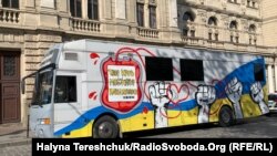 Мобільний міський центр крові виїхав на вулиці Львова, Україна, 11 квітня 2024 року