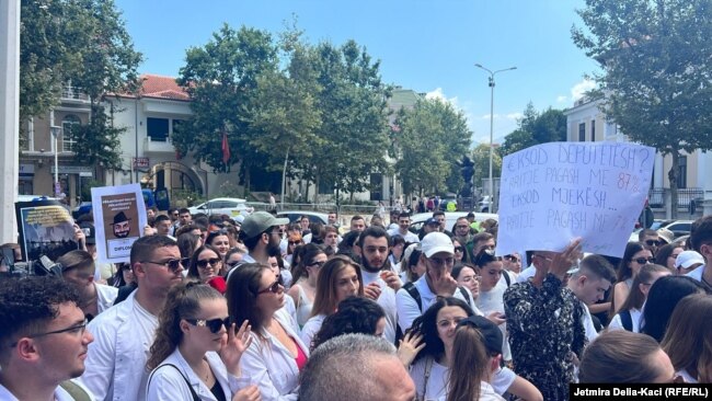 Pankarta në protestën e studentëve të mjekësisë.