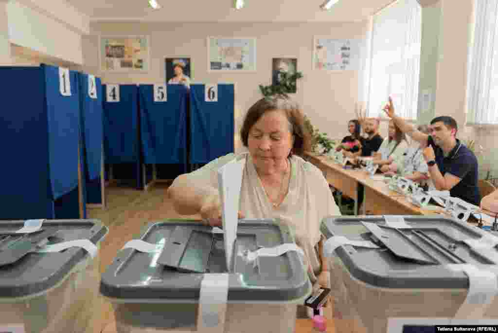 Autoritățile electorale românești spun că secțiile de votare vor rămâne deschise până la 22:00, însă programul poate fi prelungit cu o oră, dacă în interiorul secției de votare se vor afla în acel moment alegători care încă nu au votat.