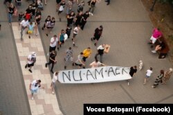 Sute de oameni au protestat la Botoșani după moartea unei gravide care nu a fost operată la timp și a murit, luni, 21 august 2023.