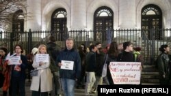  Протестиращи пред постройката на Съдебната палата 