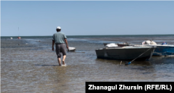Рыбаку нужно пройти примерно два километра по воде, прежде чем можно будет завести лодку.