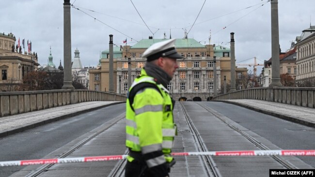 Policajac na Karlovom mostu u Pragu, 21. 12. 2023.