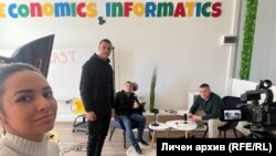  Димитрия Хаджиева в студиото, където снимат ученическия подкаст 