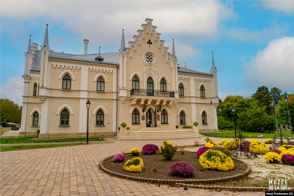 Palatul &bdquo;Alexandru Ioan Cuza&rdquo; din Ruginoasa (jud. Iași) a fost construit între 1800-1811 de către Săndulache Sturdza. În 1862, fiul acestuia a scos la licitație clădirea și a fost cumpărată de către Alexandru Ioan Cuza, pentru a-i fi reședință de vară. De mobilier s-a ocupat chiar soția domnitorului, Elena Cuza, care a cumpărat piese de la Paris. Aici poate fi explorat turul virtual 3D.&nbsp;