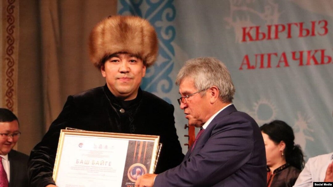 Төкмө акын Азамат Болгонбаев жана мамлекеттик катчы Сүйүнбек Касмамбетов. Ош шаары, 31-август, 2023-ж.