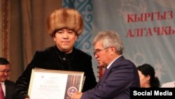 Төкмө акын Азамат Болгонбаев жана мамлекеттик катчы Сүйүнбек Касмамбетов. Ош шаары, 31-август, 2023-ж.