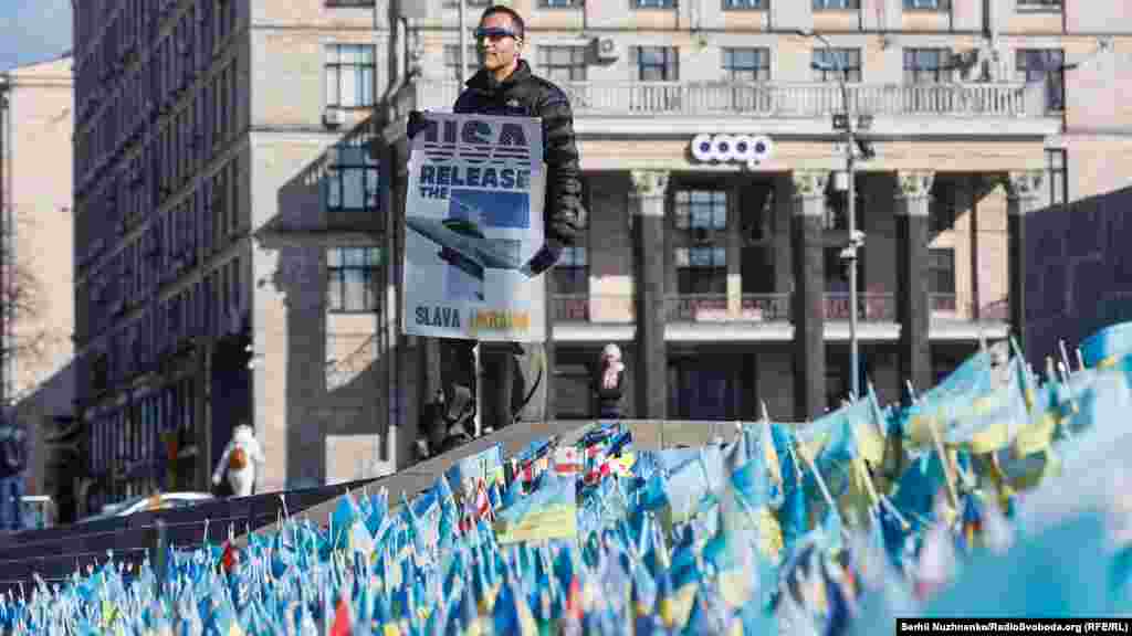 Джо Магелан (Joe Magellan) з Анкориджу (США) тримає плакат на майдані Незалежності на підтримку надання Україні американських літаків F-16