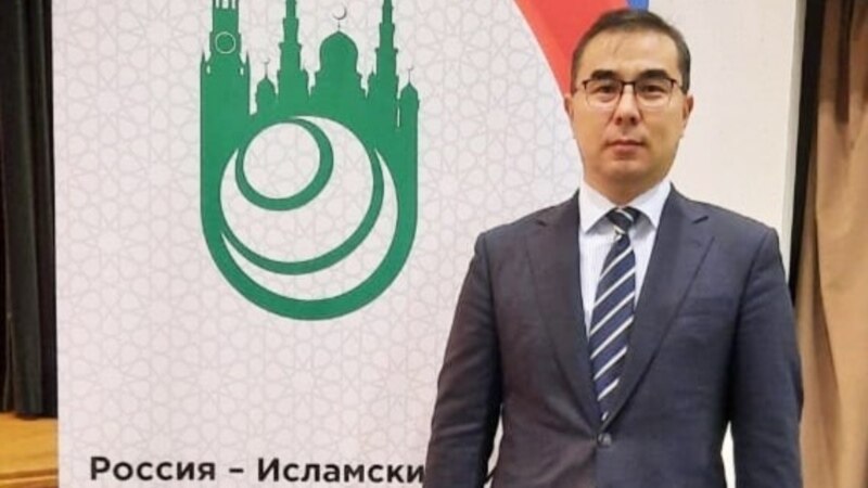 Мәскәүдә полиция хезмәткәрләре кыргыз дипломатының фатирына бәреп кереп миграцион исәптә торуы турында документ таләп иткән