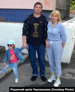 Олег Чернишов з дружиною та донькою