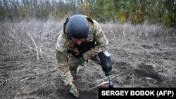 „Valakinek meg kell csinálnia” – végtaghiányos ukrán aknamentesítők újra terepen