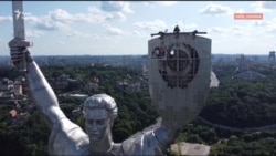 Декомунізація «Батьківщини-матері»: герб СРСР демонтовано з монументу (відео)