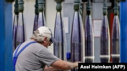Мастер Rheinmetall работает над артиллерийскими снарядами, предназначенными для Украины