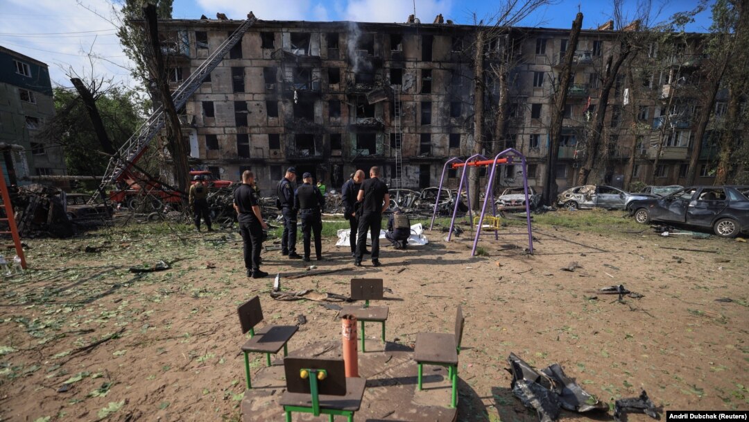 Orașul Krivoi Rog a mai fost atacat săptămâna aceasta. În imagine, un bloc de locuințe lovit zilele trecute într-un atac care a luat viața a 12 persoane.