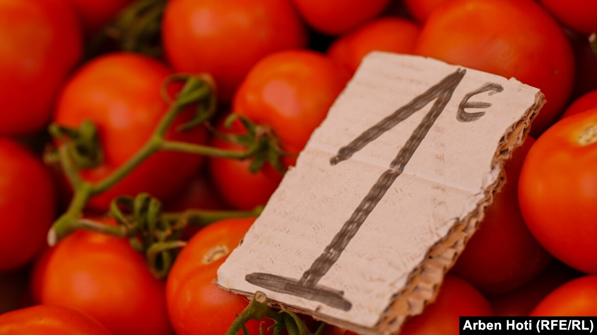 Në një nga tezgat e tregut çmimi për një kilogram domate ishte një euro.