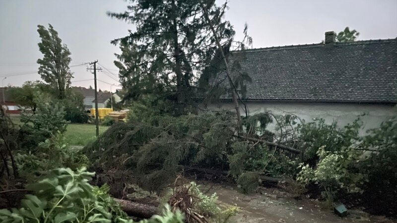 Една жртва во невремето во Србија, оштетени домови и откорнати дрвја во Хрватска и БиХ