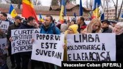 Imagine de la protestul din fața Curții Constituționale din martie 2023, în apărarea „limbii moldovenești”.