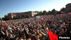 Люди зібралися на протест після закликів архієпископа Баграта Галстаняна до відставки уряду 