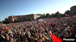 Митинг с требованием отставки премьер-министра Армении, 9 мая 2024 года.