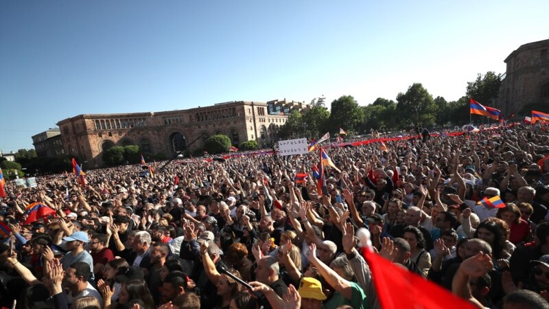 На многотысячном митинге в Ереване потребовали отставки Пашиняна