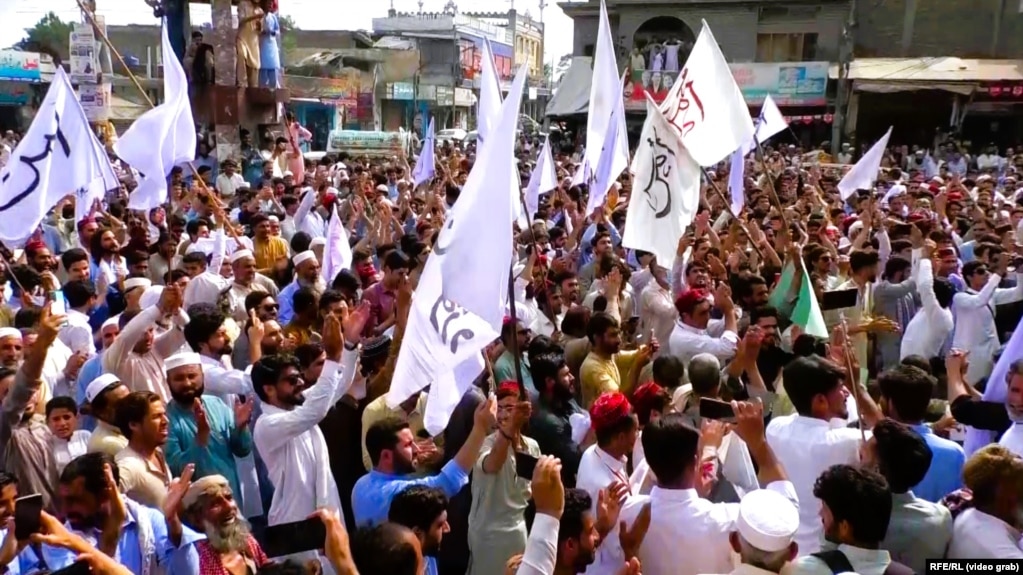 Residents of Pakistan's Swat Valley protest against a planned operation by the nation's military.