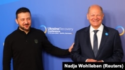 German Chancellor Olaf Scholz and Ukrainian President Volodymyr Zelenskiy pose for a picture during the Ukraine Recovery Conference in Berlin on June 11.