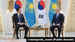 South Korean President Yoon Suk Yeol (left) and Kazakh President Qasym-Zhomart Toqaev in Astana on June 12.