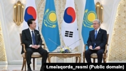 Президент Казахстана Касым-Жомарт Токаев и южнокорейский лидер Юн Сук Ёль. Астана, 12 июня 2024 года