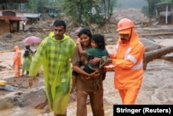 Спасатели помогают жителям перебраться в более безопасное место, штат Керала, Индия, 30 июля 2024 года.