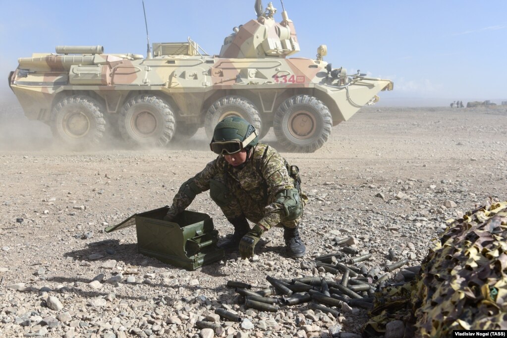 Un soldato kirghiso viene visto con una scatola di munizioni durante esercitazioni a fuoco.   Secondo il Ministero della Difesa kirghiso, lo scopo delle esercitazioni è "migliorare il coordinamento tra le unità militari svolgendo allo stesso tempo compiti di mantenimento della pace"  nell'Asia centrale.      