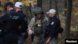 Pripadnici snaga sigurnosti u akciji nakon pucnjave u Lewistonu, u mjestu Bowdoin, odakle je osumnjičeni Robert Card, oktobar 2023.