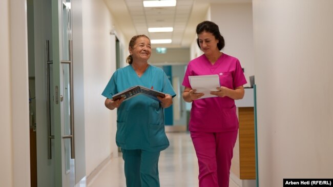 Dy infermiere në kujdesin intensiv të Nenonatologjisë në QKUK.