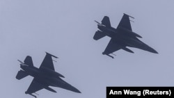 Aeroplanë luftarakë kinezë.