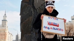 Митинг памяти Алексея Навального возле памятника жертвам политических репрессий "Стена скорби" в Москве. Россия, 17 февраля 2024 года