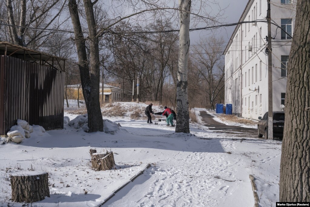 After their arrival in Kostyantynivka, medical workers transport Rayisa's body to the morgue.