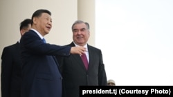 Си Ҷинпин бо Эмомалӣ Раҳмон, президенти Тоҷикистон