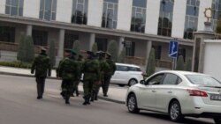 Diňle: Balkanda häkimiýetler ilat we býujetçiler bilen wagyz-nesihat duşuşyklaryny geçirýärler, sorag berenleri soraga çekýärler