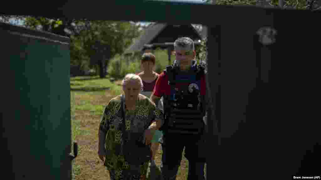A Vöröskereszt egyik önkéntese segít egy idős hölgynek az evakuálás során. Kijev arra figyelmeztetett, hogy Moszkva csendben több mint százezer katonát vonultat fel a térségben, hogy felkészüljön az újabb hadjáratra