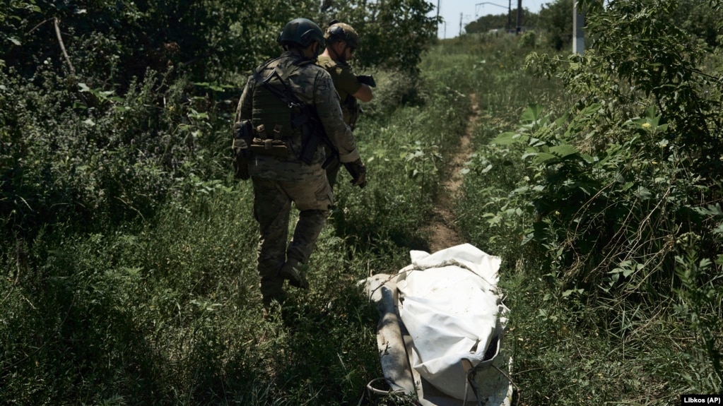 Binh sĩ Ukraine đi trên tiền tuyến gần Bakhmut.   