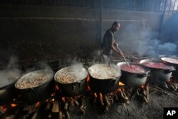 Palestinac priprema hranu za ljude raseljene u Rafi, 28. oktobra