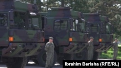 Pjesëtarë të Forcës së Sigurisë së Kosovës duke qëndruar pranë kamionëve ushtarakë që Gjermania ia dhuroi Kosovës gjatë një ceremonie në Prishtinë, të enjten më 11 prill.