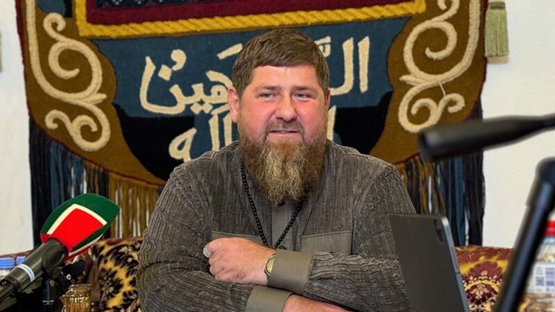 На опубликованном в Чечне видео Кадыров толкает внедорожник