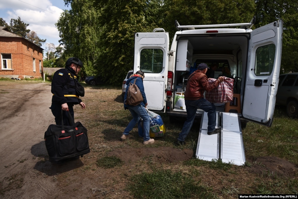 Evakuimi i baniorëve nga Vovçansku dhe fshatrat e afërta, në rajonin e Harkivit, më 12 maj.