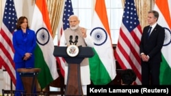 Прем'єр-міністр Індії Нарендра Моді (посередині) виступає на обіді, який влаштували на його честь держсекретар США Ентоні Блінкен (праворуч) і віцепрезидент Сполучених Штатів Камала Гарріс у Державному департаменті. Вашингтон, 23 червня 2023 року