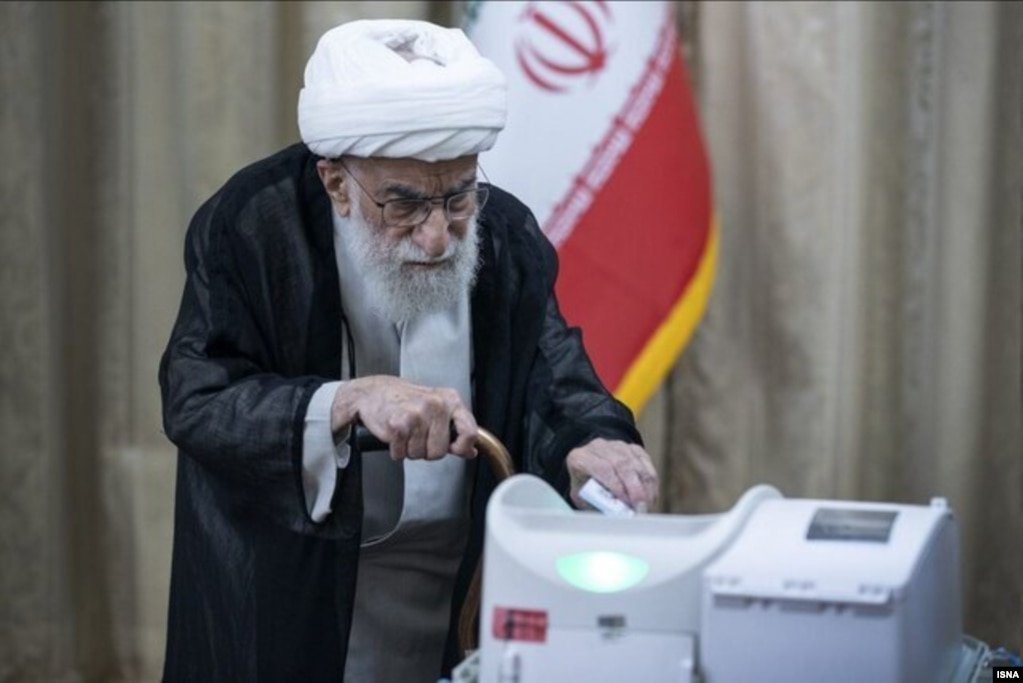 احمد جنتی در ۹۸سالگی