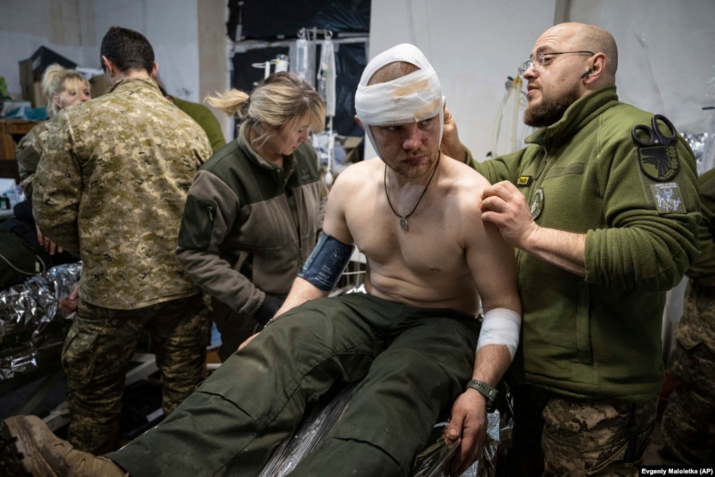 Закрити рани, заспокоїти... Українські військові медики у польовому шпиталі під Бахмутом працюють не маючи часу на те, щоб поїсти. Весь час є поранені, які потребують термінової медичної допомоги. 