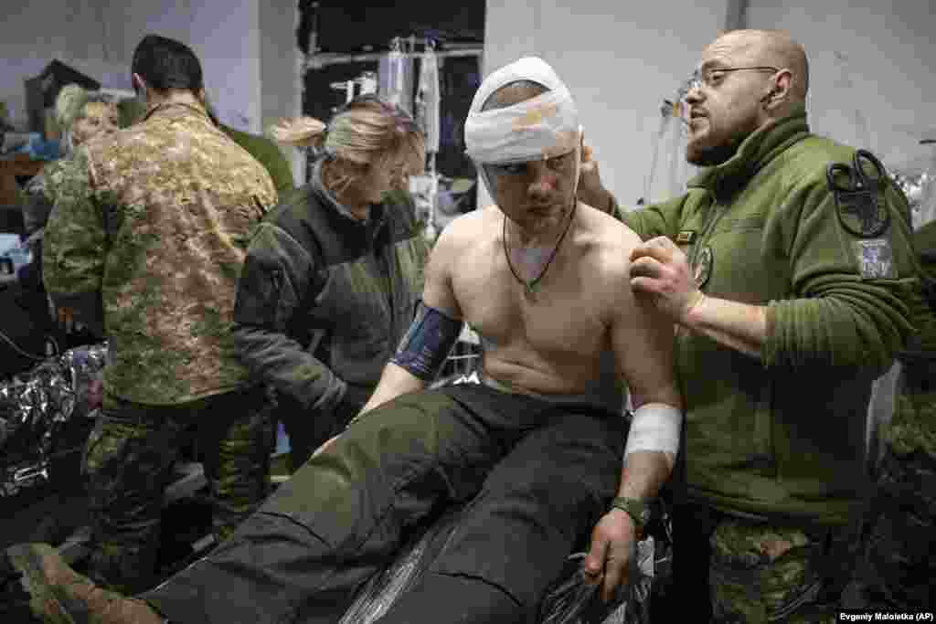 Закрити рани, заспокоїти... Українські військові медики у польовому шпиталі під Бахмутом працюють не маючи часу на те, щоб поїсти. Весь час є поранені, які потребують термінової медичної допомоги.&nbsp;