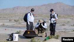 Kapsula sadrži uzorke koji su prikupljeni u oktobru 2020. NASA-inom letjelicom OSIRIS-REx. Na fotografiji se vide naučnici koji su u pustinji Utah došli po kapsulu 24. septembra 2023. 